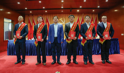 宜化集團(tuán)召開(kāi)2019年慶?！拔逡弧眹?guó)際勞動(dòng)節(jié)暨表彰大會(huì)(圖7)