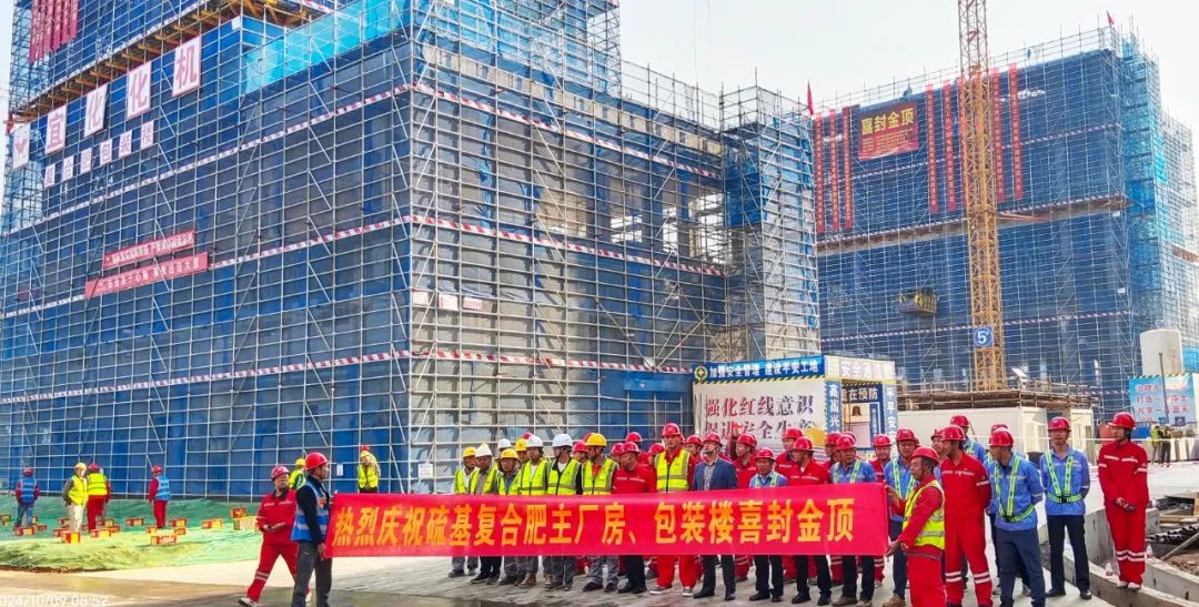 化機(jī)公司黨委書記、董事長(zhǎng)、總經(jīng)理?xiàng)钪袧傻匠琼?xiàng)目現(xiàn)場(chǎng)辦公(圖2)